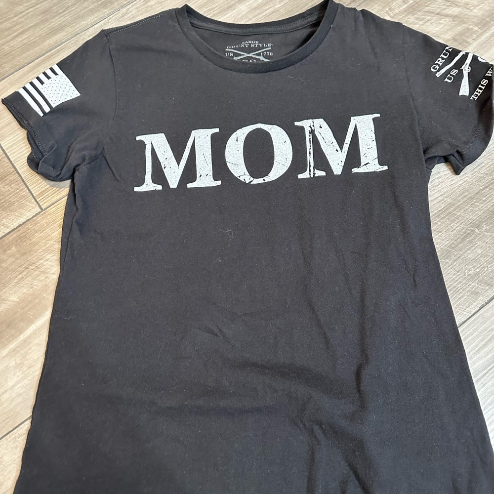 Black 'MOM'  T-Shirt